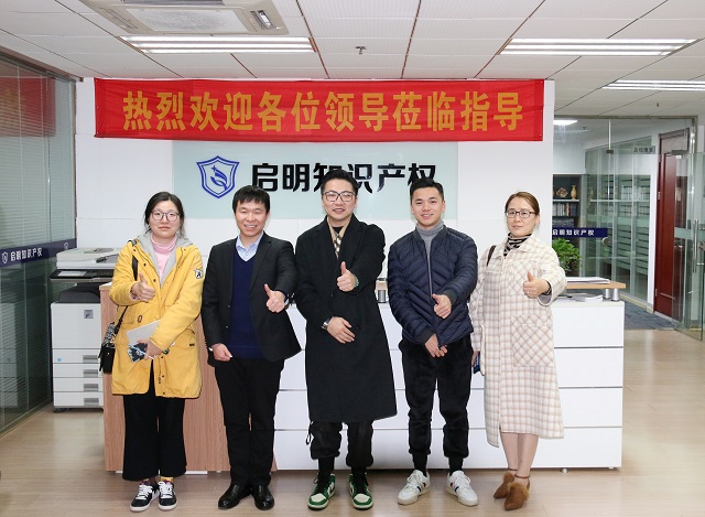 溫州商會新生代聯(lián)合會會長周玲衛(wèi)、秘書長姜皓等一行蒞臨公司考察交流